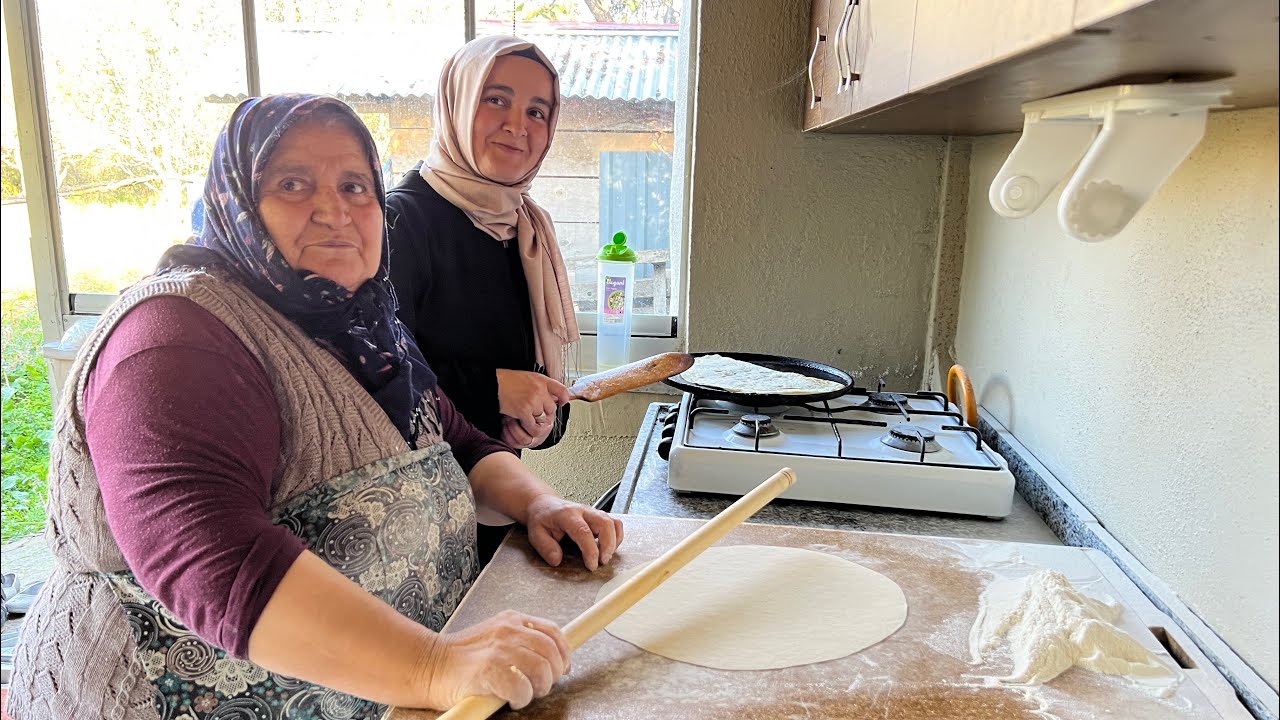 Köyde hafta sonu bahçede  Annem etli ekmek yaptı