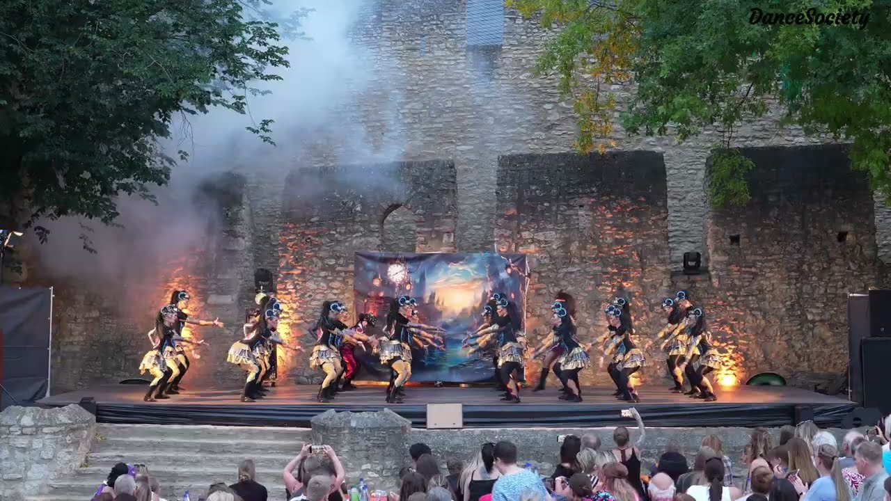 Tanzgruppe Unlimited Society mit ihrem Showtanz 