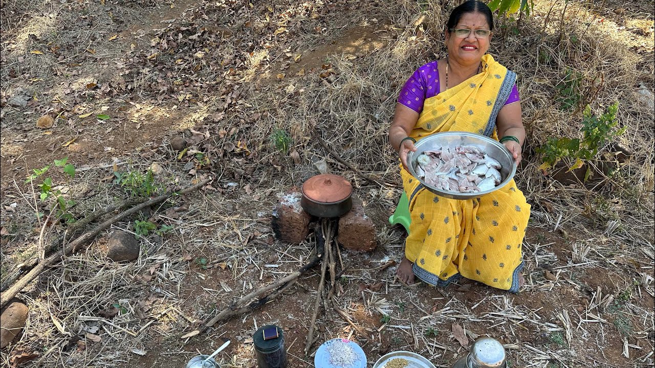 आईच्या हातचा चुलीवरचा काळ पापलेट फ्राय 😍 आणि सौंदाळा माशांचं कालवण 🥰