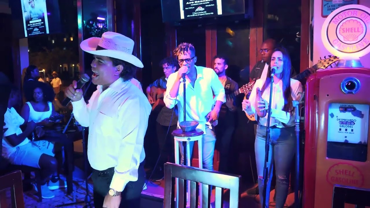 Disfruta de Aro Sánchez Imitador de Polo Montañés en La Vitrola Restaurante Bar De La Habana.  2024