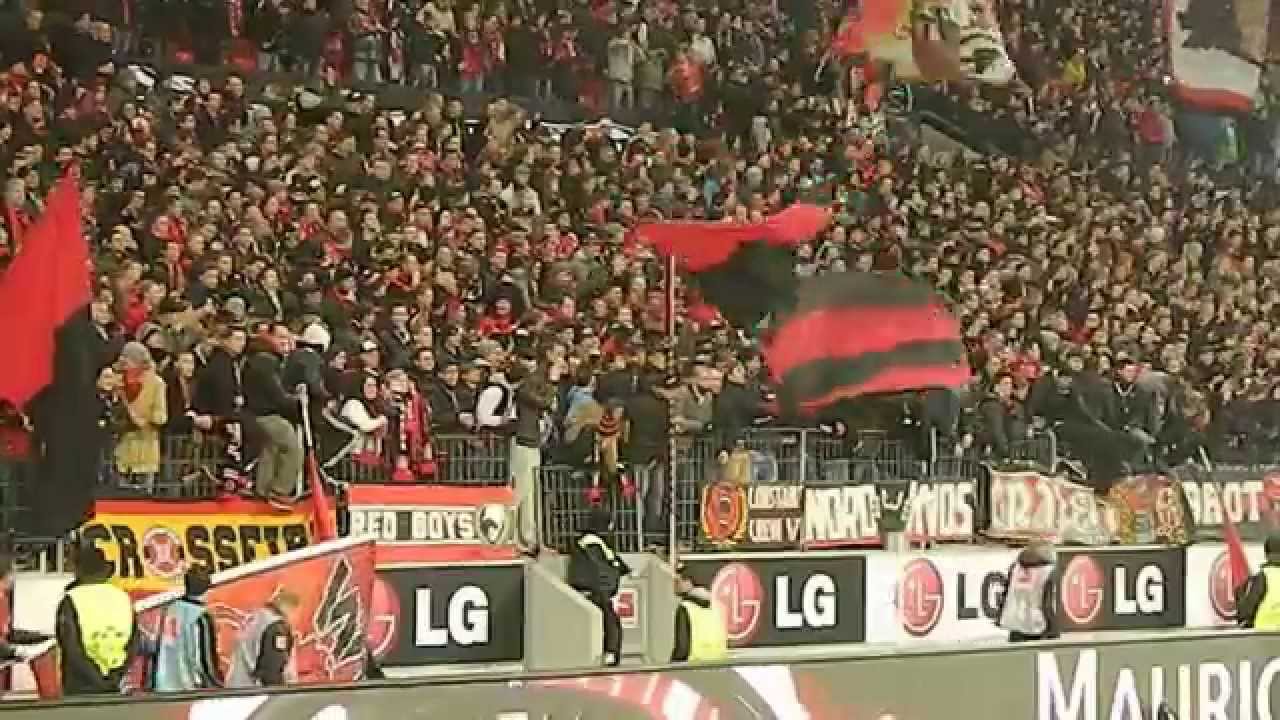 Fans Bayer vieren zege op Köln, Bayer Leverkusen feiert Sieg auf FC Köln