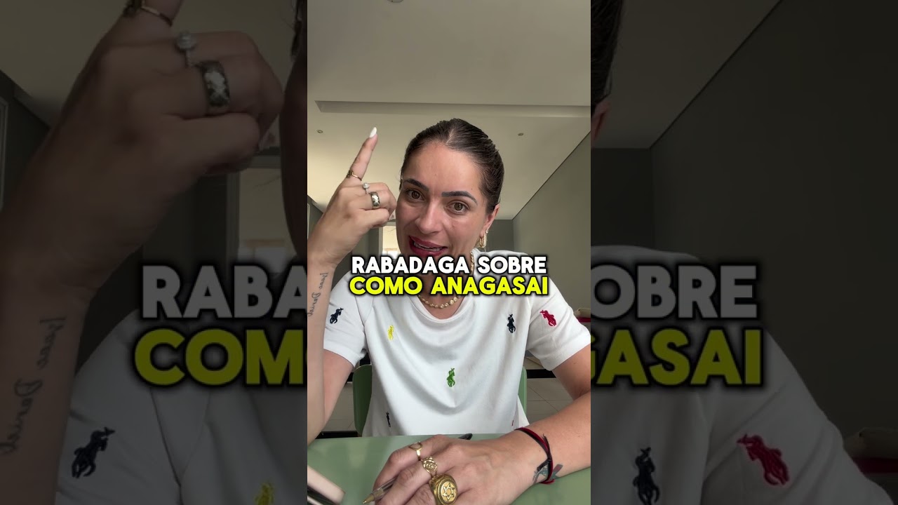 Tem uma mulher de cabelo claro 