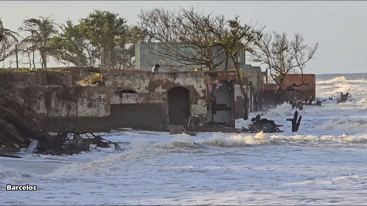 Furia do mar entra nas casas em Atafona RJ