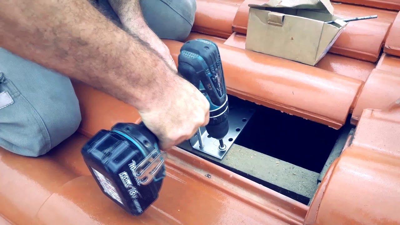 Instalando estrutura de suporte para energia solar fotovoltaica - Gancho Telha Cerâmica