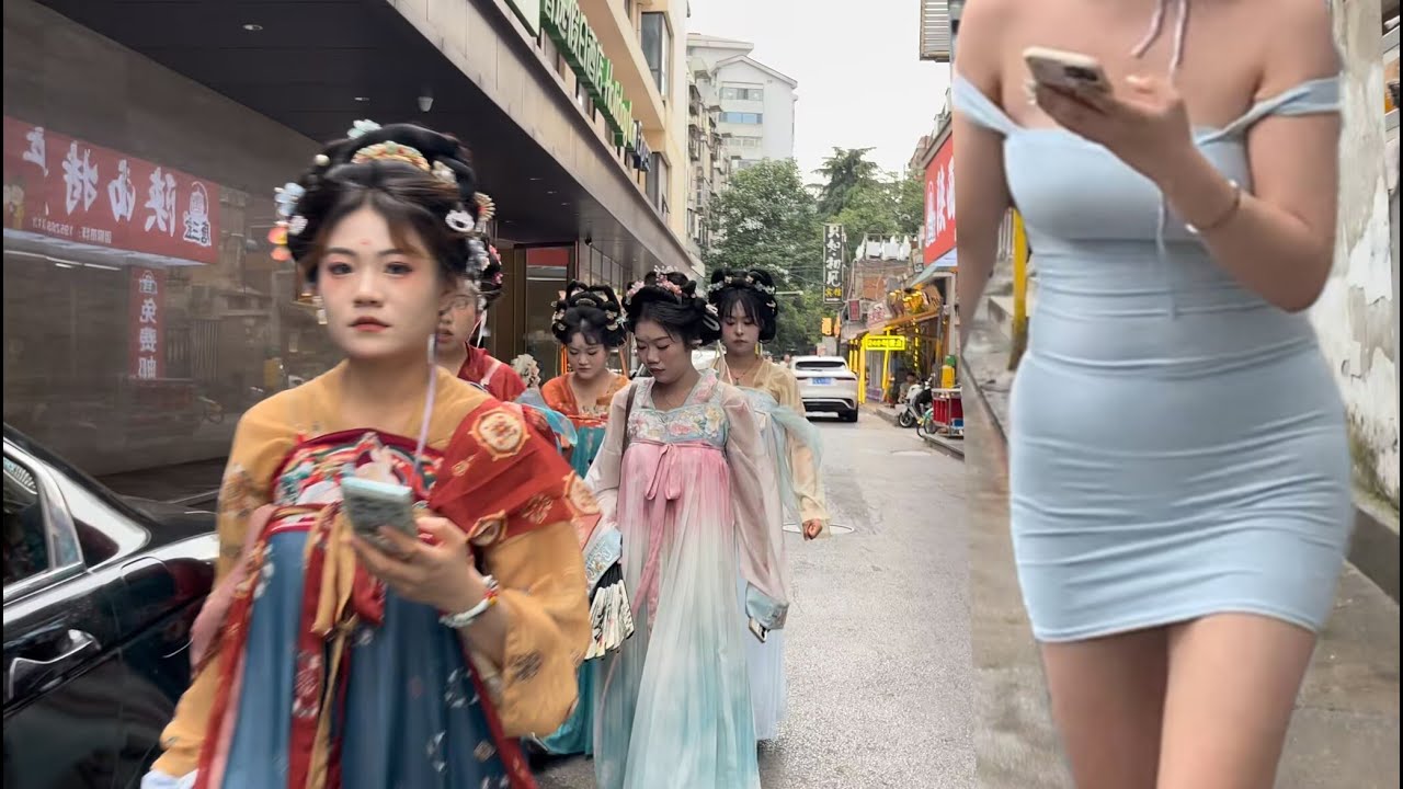 西安街拍-梆子市街-五星街-鐘樓。Xi'an Street Photography. Streets in Xi'an on Wednesday, July 9, 2025.