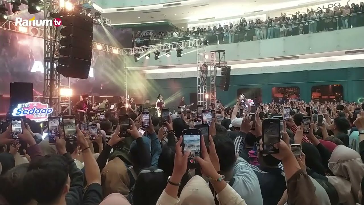 KONSER AFGAN LIVE MALL CIPUTRA WORL SURABAYA BANYAK CEWEK YANG HISTERIS!