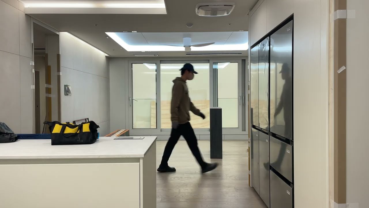 가구 옮기기 moving furniture 家具を移す