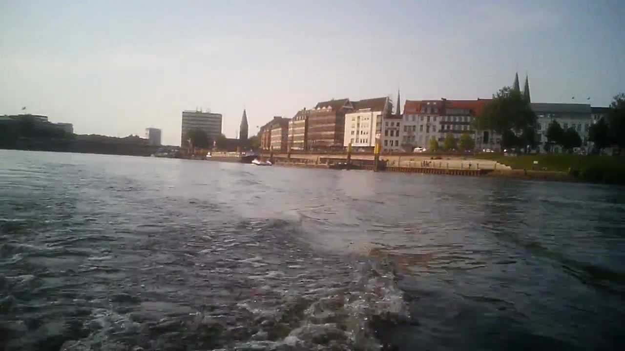 Auf der Weser in Bremen den Osterdeich entlang