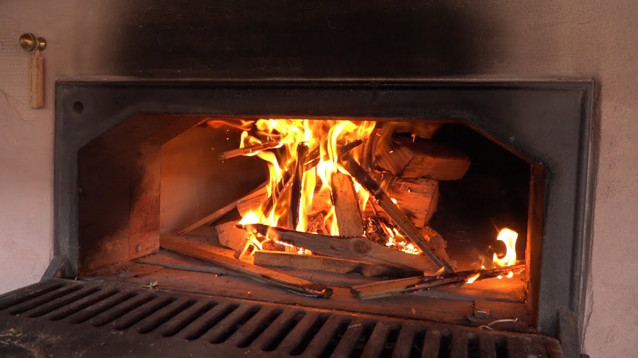 Einen Holzbackofen anheizen