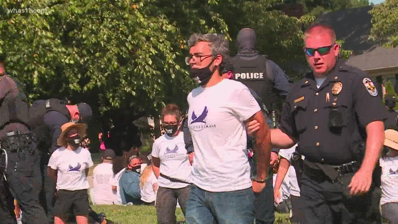 87 человек арестованы после протестов у дома генерального прокурора Кентукки в Луисвилле