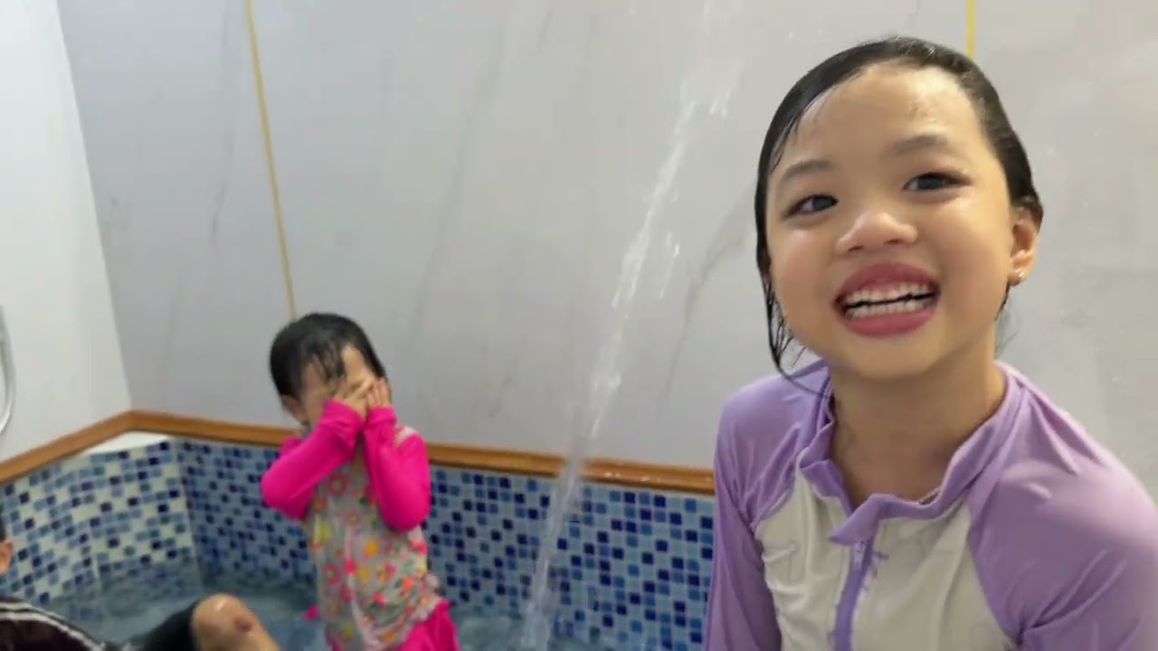 Tắm hồ bơi ở nhà An Nhiên