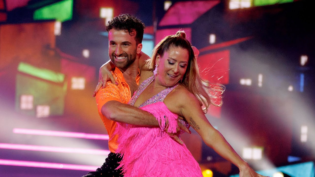 Malin Stenb&auml;ck och Santino Mirenna dansar en Salsa i Let&rsquo;s Dance 2025