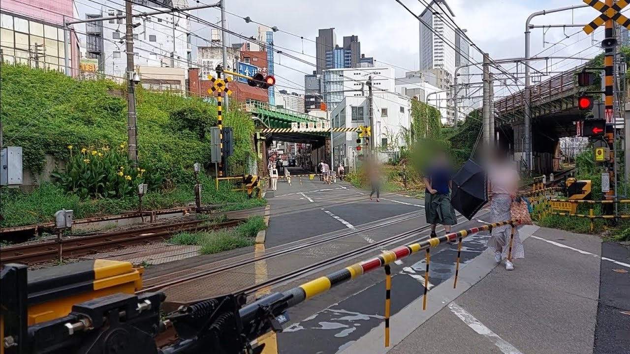 朝ラッシュ時の青山街道踏切の様子