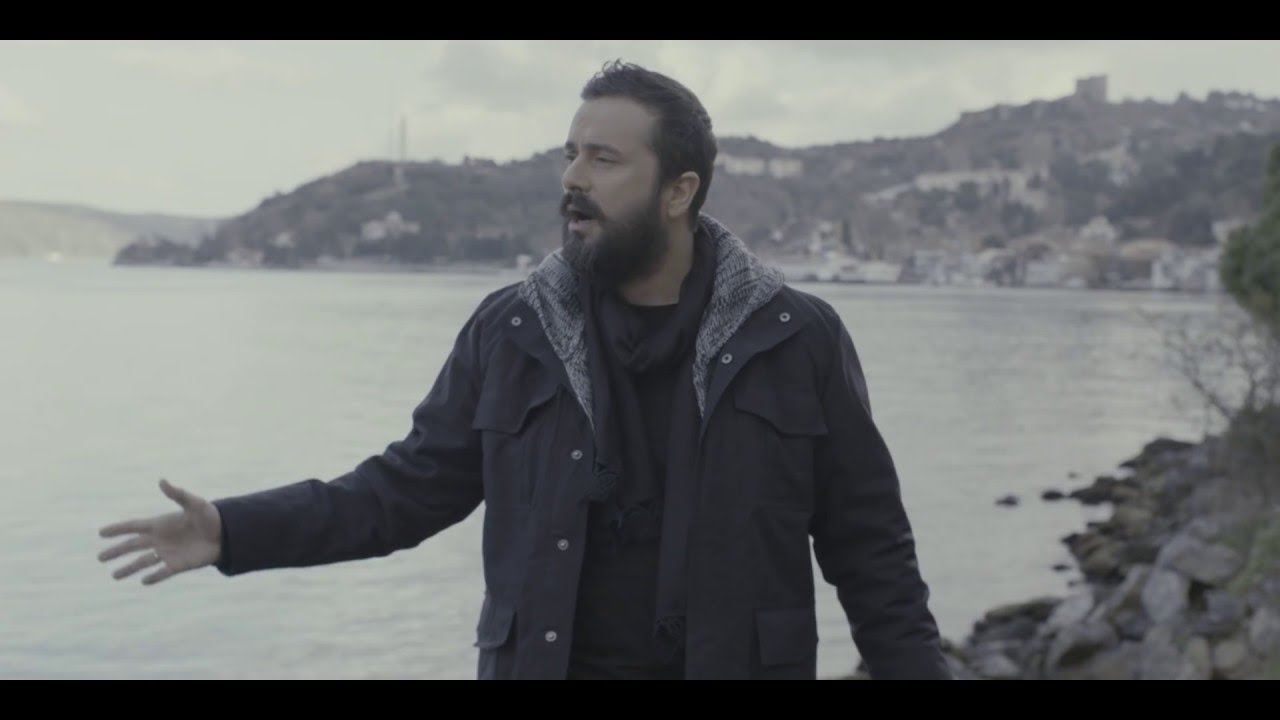 Yeni Cami Avlusunda (Onur Şan) Official Video #yenicamiavlusunda #onurşan - Esen Müzik