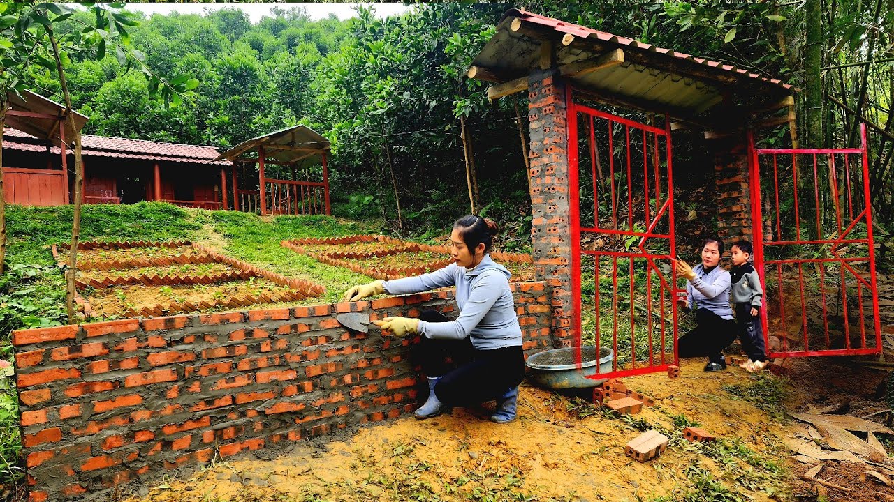 Hoa Ca finished building the gate with sturdy materials and took little Khoa to school.