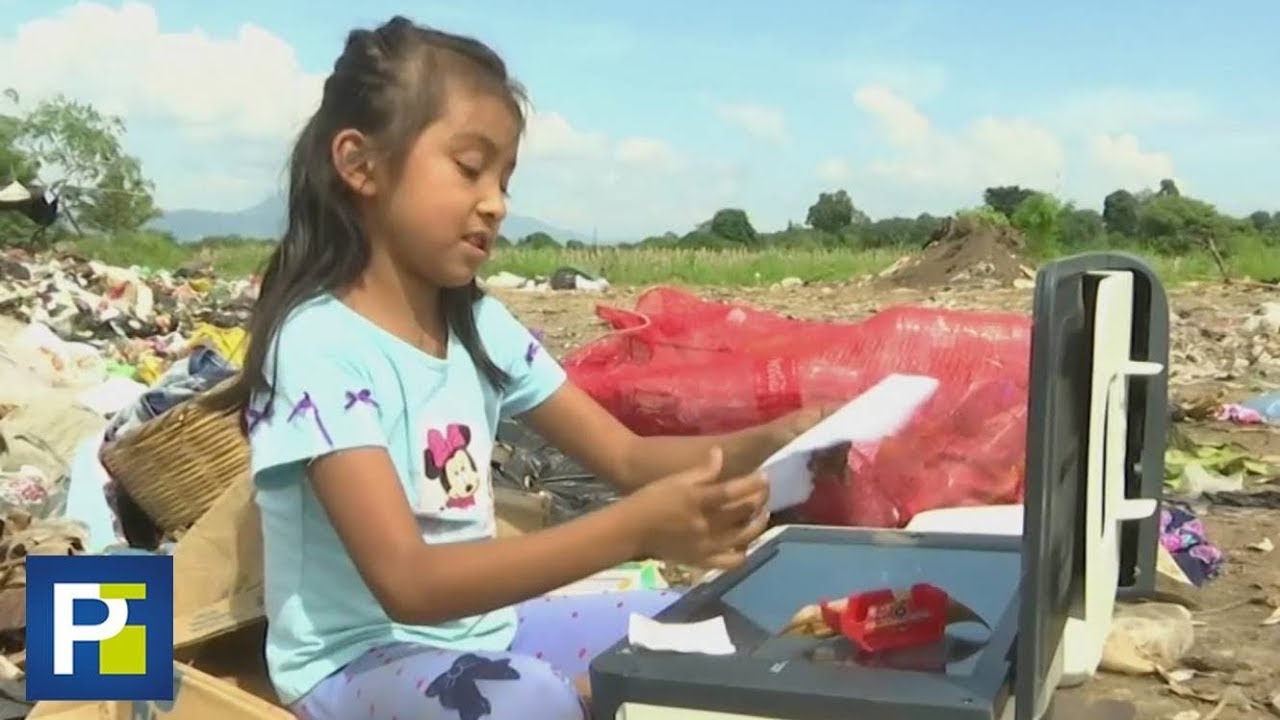 El sueño de esta niña es tener un regalo de Navidad que no sea sacado del basurero