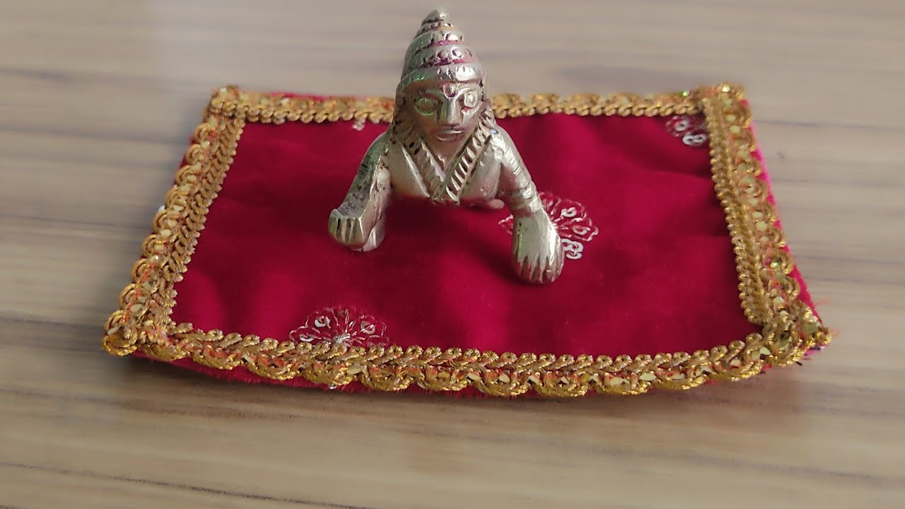 ब्लाउज मे से बचे हुए कट पीस से बनाये बाल गोपाल जी के लिए आसन!!!