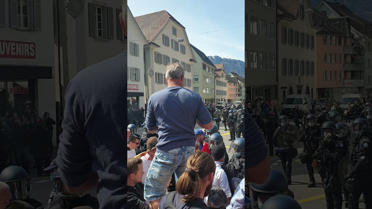 Altdorf: Ankunft der Trychler und Tr&auml;nengas- Attacke der Polizei