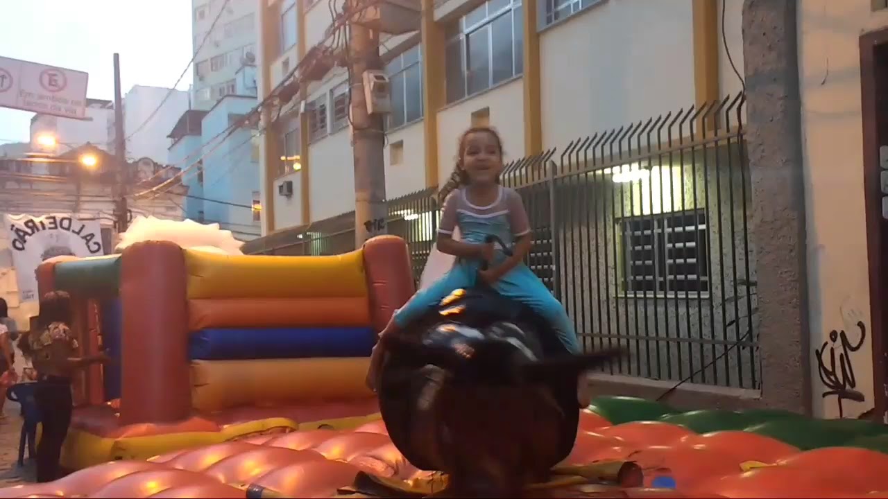MINHA FILHA E MEU SOBRINHOS BRINCANDO NO PUPLA PAULA E NO TOURO MECÂNICO