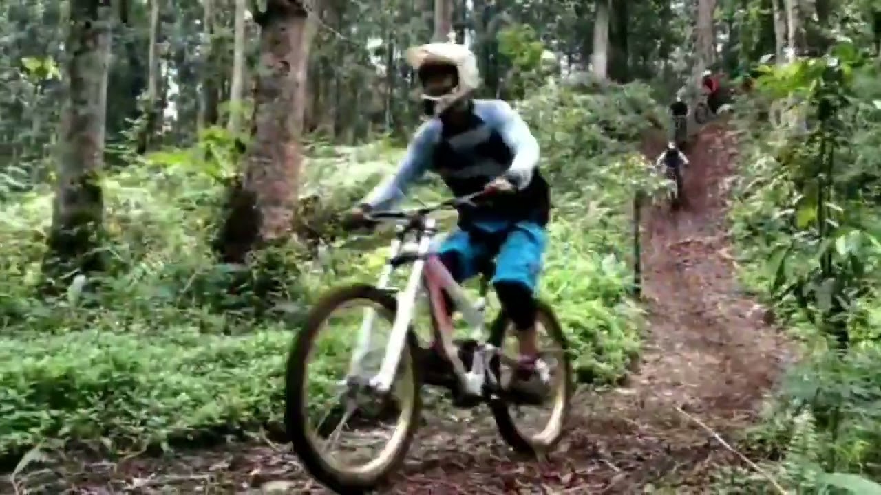 bersepeda downhill di kaki Gunung slamet purwokerto #jinzbikepark