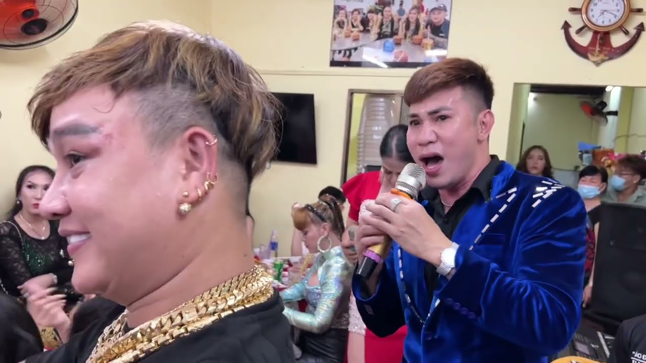 Hội ngộ Người đẹp chuyển giới đến dự sinh nhật 7 Bóng ăn vặt