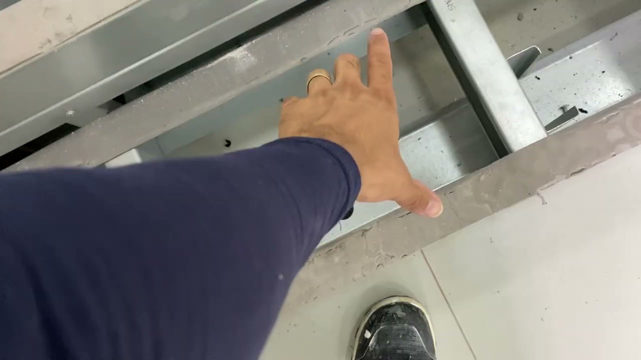 Finalizando palco em Steel Framing (LSF) e painel wall com 5m de escada em cada lado