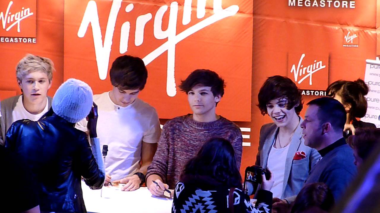One Direction at Virgin Megastore ,Paris (4)