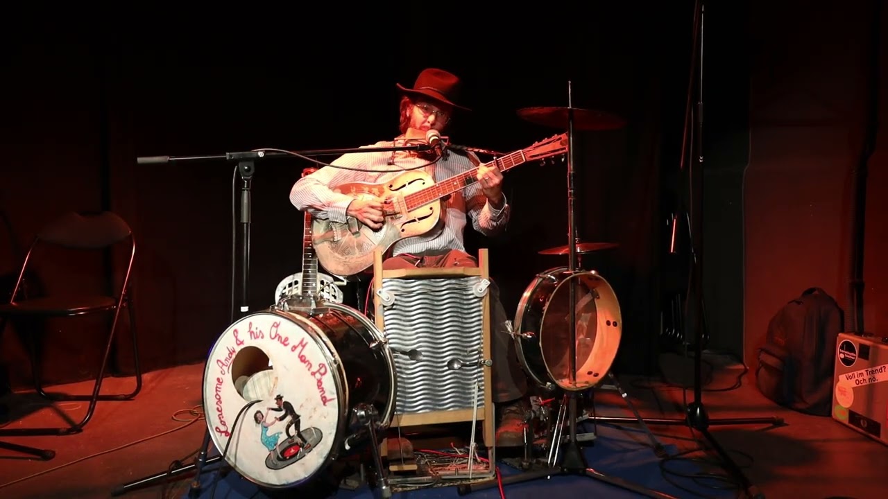 BLUES im Schloss 4714 Intro von Thomas Heldmann mit lonesome Andi & his one Man Band