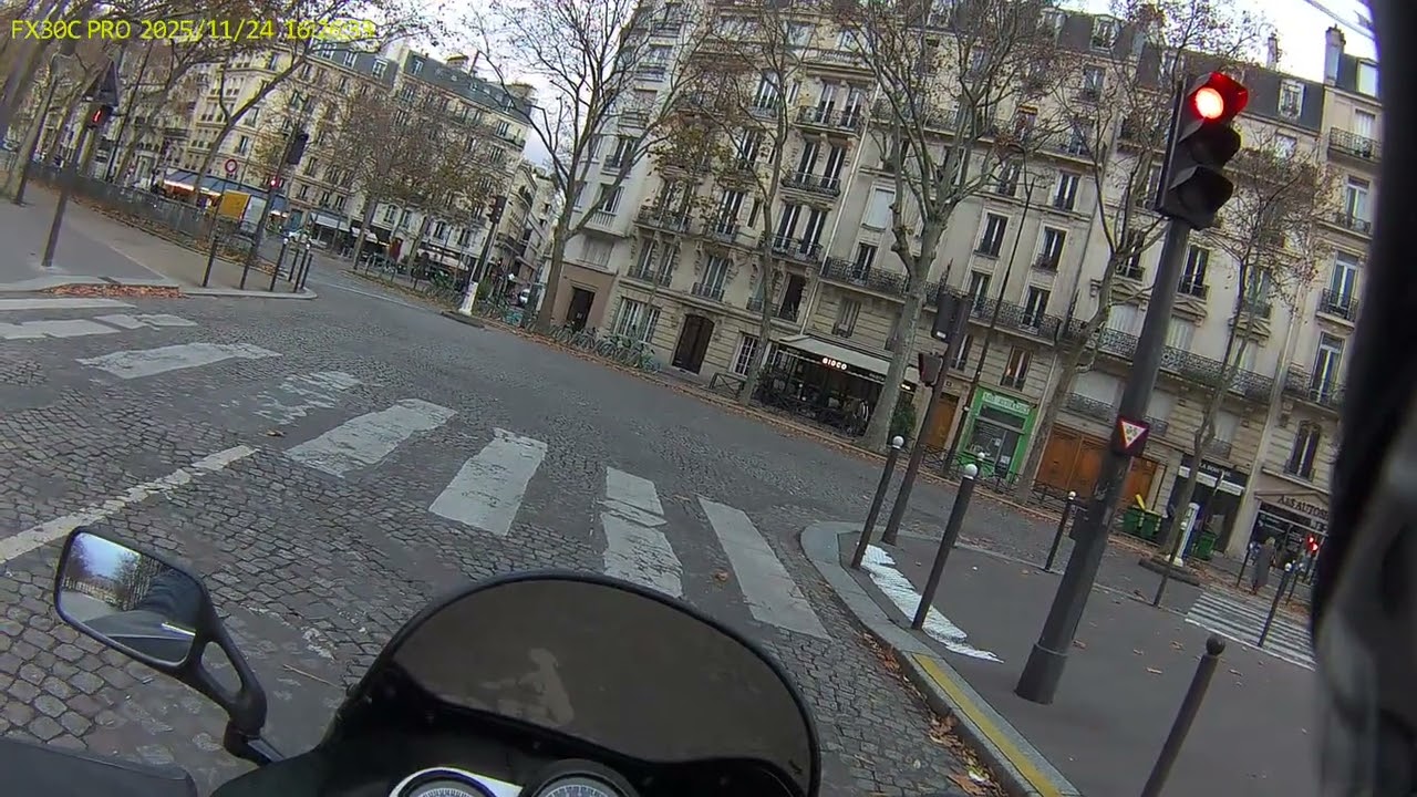 Paris - test FX30c pro - Triumph 900 Sprint 1994