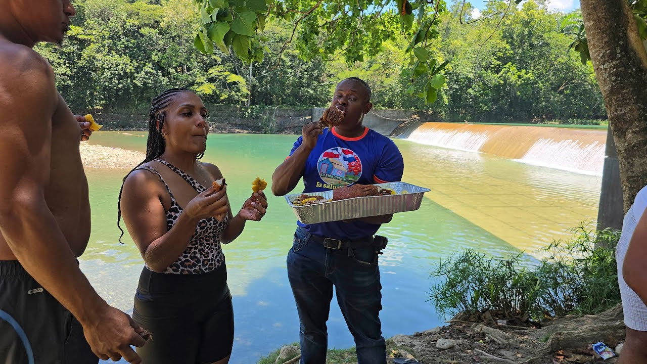 Comiendo del Mejor Chicharron de Sosua en el rio, El Rey del Salciao