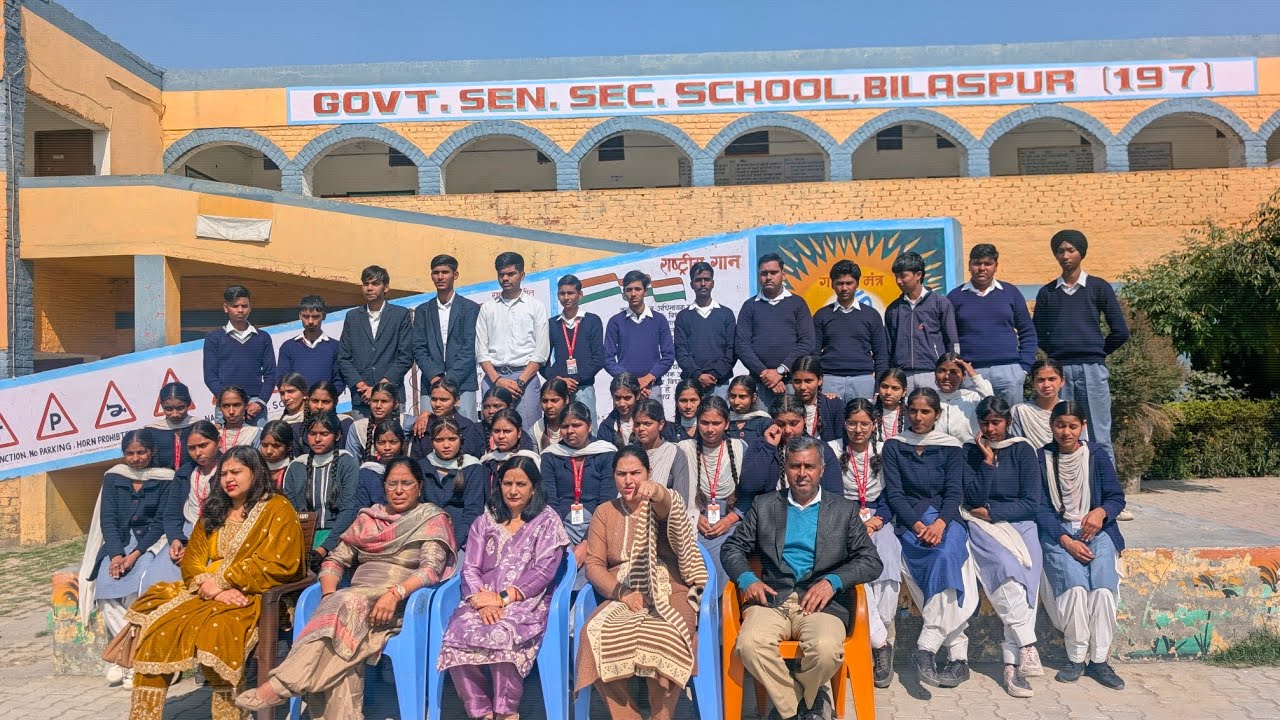 राजकीय वरिष्ठ माध्यमिक  विद्यालय बिलासपुर -197 के बारहवीं कक्षा की विदाई के कुछ  भावुक पल। 