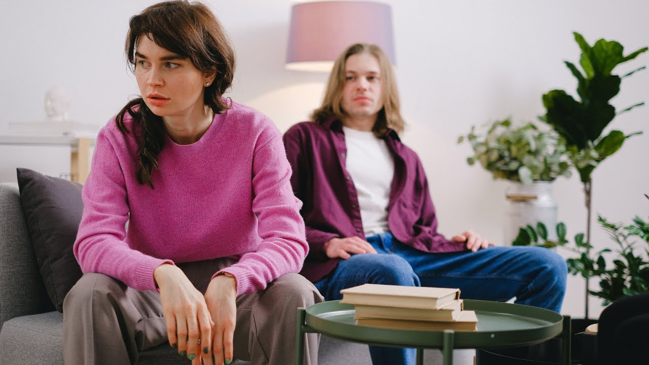 لماذا يصيبنا البرود العاطفي والملل بعد مدة من بداية العلاقة؟!