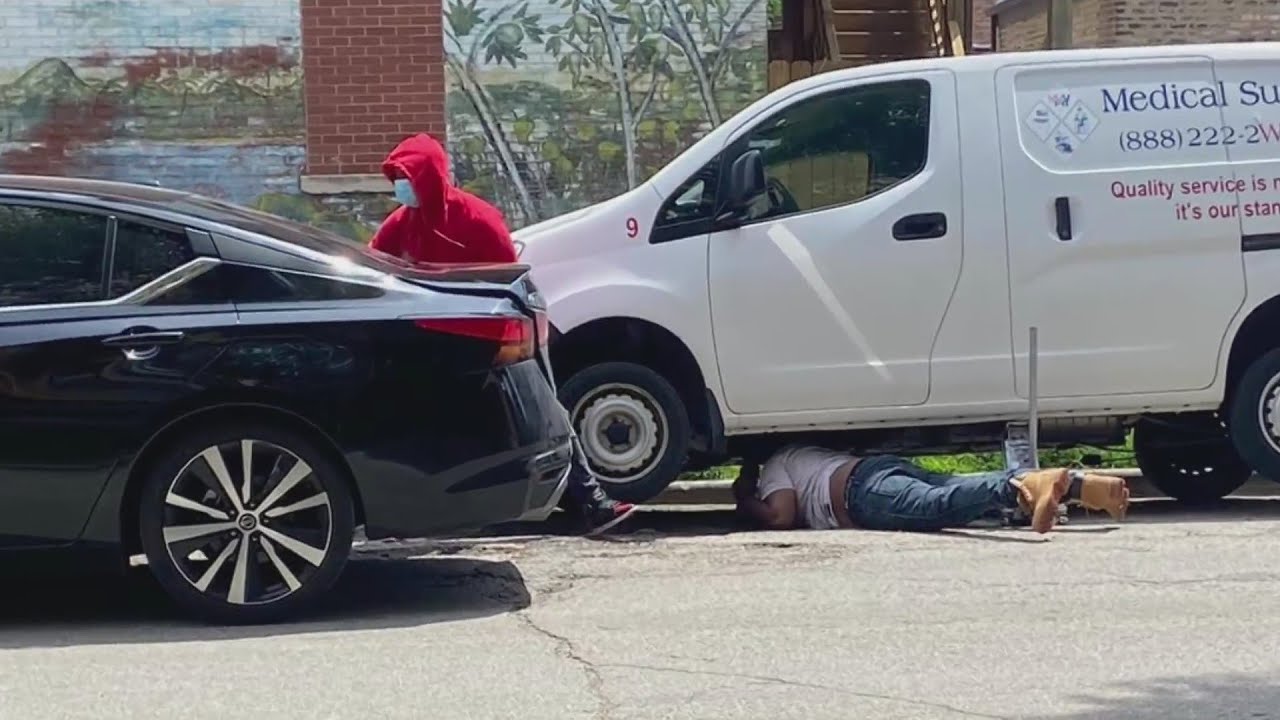 Thieves spotted stealing catalytic converters in broad daylight on Memorial Day
