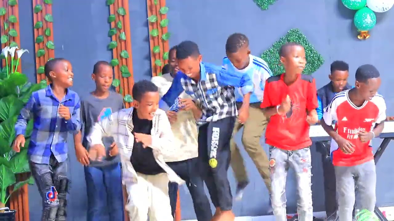 ABAHUNGU BARASIRIBYE UMUKUNGA BY MERCI