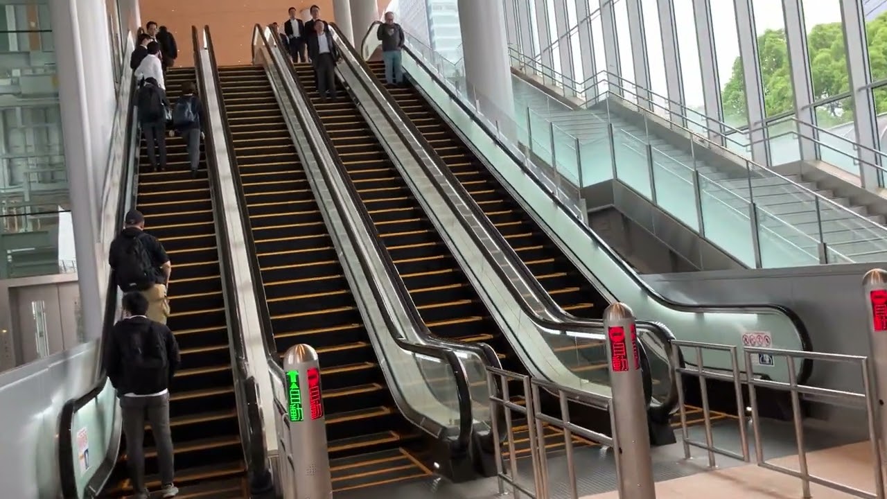 【東芝】2X新しい エスカレーター　浜松町駅南口東西自由通路 2X new escalator HamamatsuCho station Free Avenure Tokyo Japan