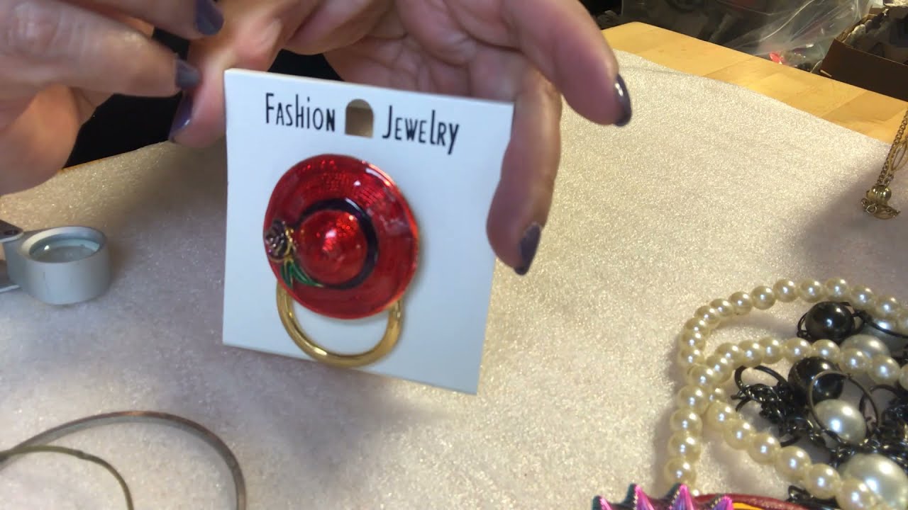 Treasure time!! Nice jewelry in $20 jewelry bag from local store. Bonita joyeria en bolsa de joyeria