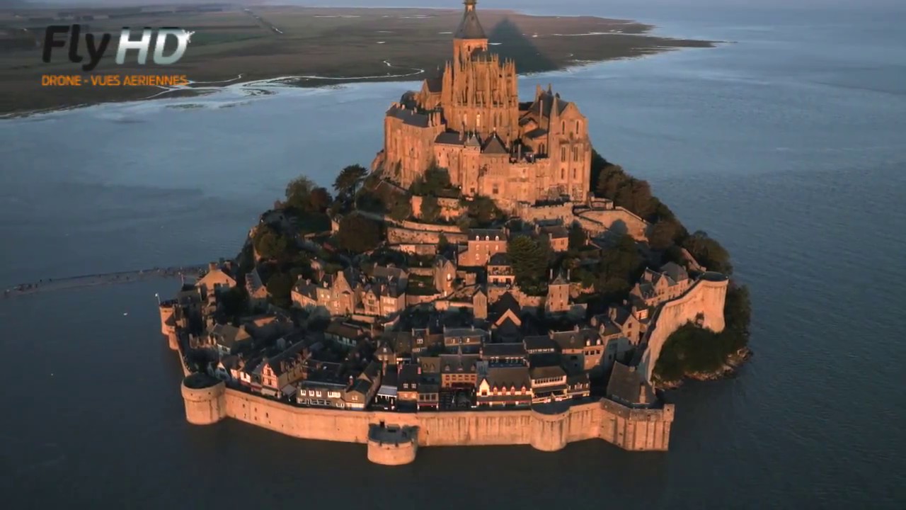 Le Mont Saint Michel en vue aérienne par drone