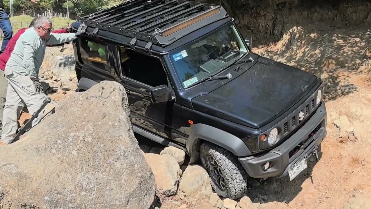 Primera ruta extrema 2026 - Jimnys demostrando músculo - entrega de juguetes