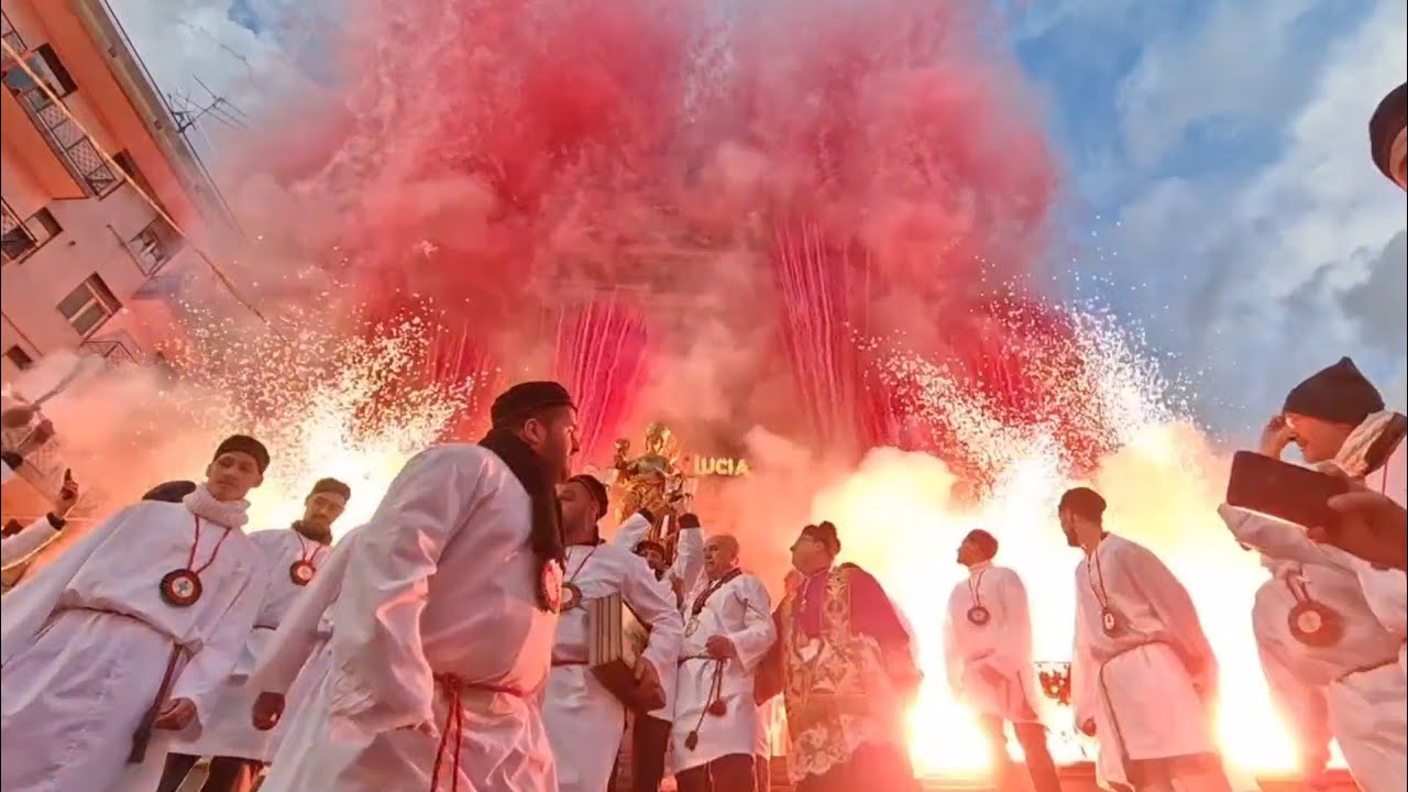 S.Lucia 2024 Acicatena (CT)Uscita trionfale e proseguimento della Processione, seguito da una corsa.