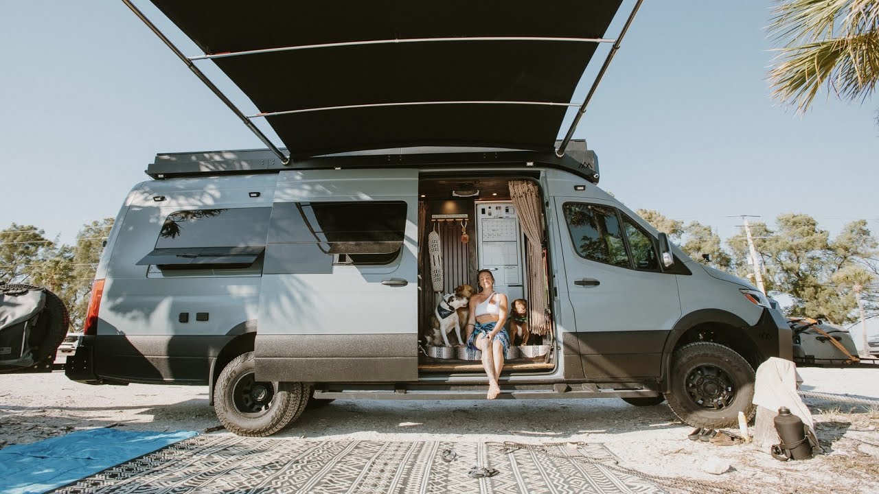 Mujer sola con 3 perros en 4x4 Sprinter Camper Van