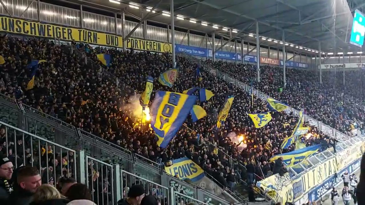 Deutscher Meister in den Farben gelb und blau; Elfmeter, Tor, Magdeburg - Braunschweig 24.01.2025