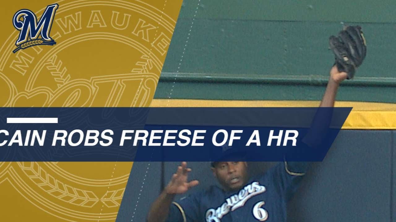 Cain robs Freese of a home run in Game 2