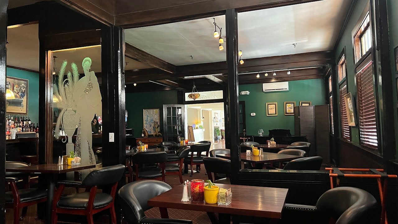 Eating at Tremain's Tavern at Lakeside Inn in Downtown Mount Dora, FL | Best Chicken Pot Pie Ever