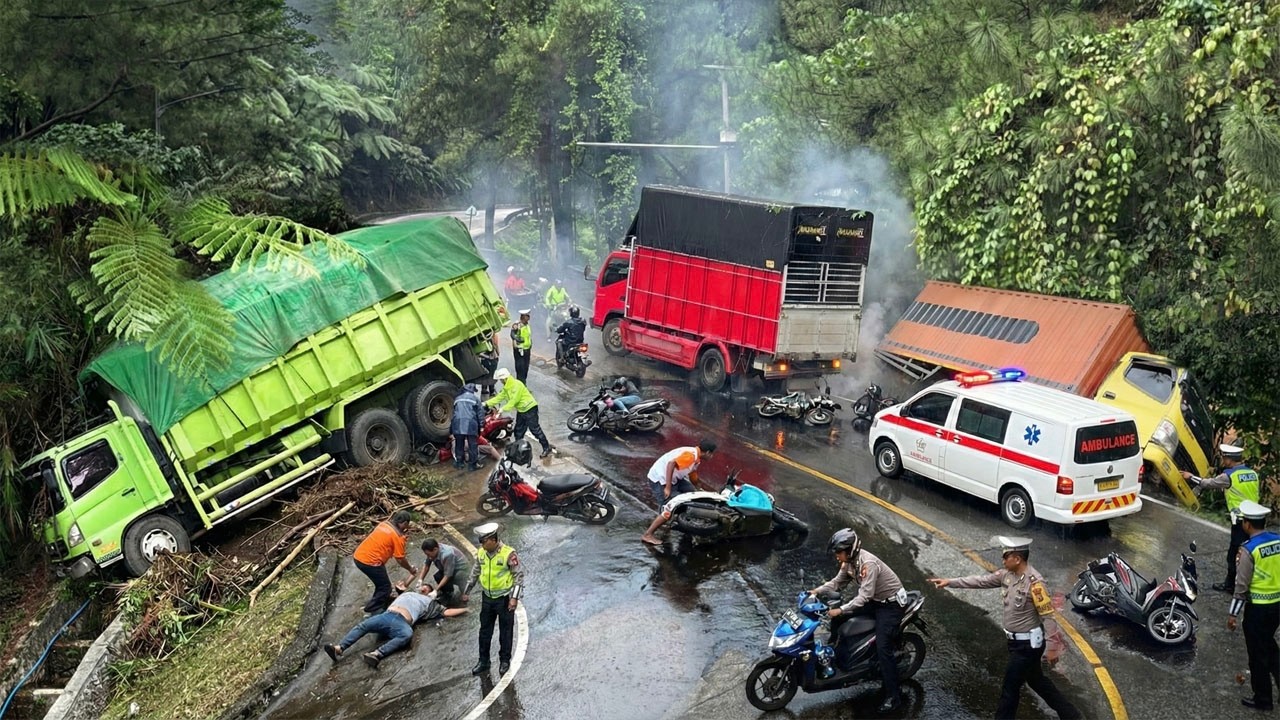 INNALILLAHI !!! MENIT MENIT AWAL TUMPAHAN SOLAR, Truk Tergelincir Pemotor Tumbang di Sitinjau Lauik