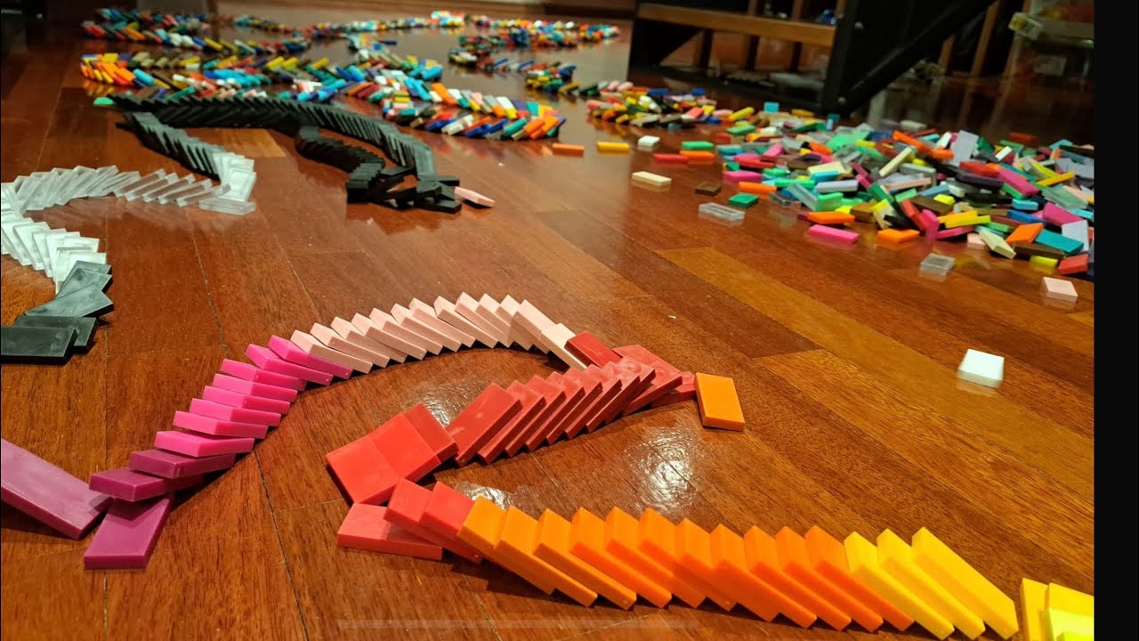 1200 domino pyramid + 2000 domino line! 