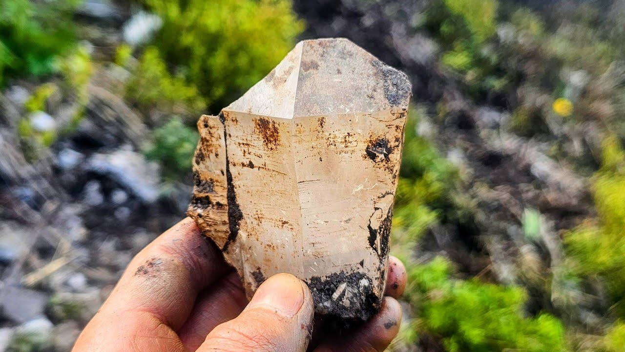New digging location with beautiful crystals