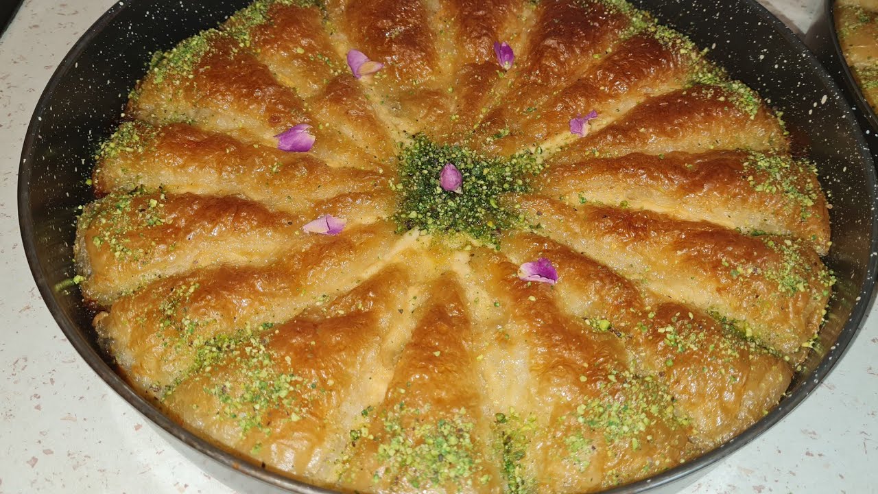 البقلاوة التركية بحشوتين البيستاش و القشطة الطرية لذيذة و مقرمشة ( baklava )