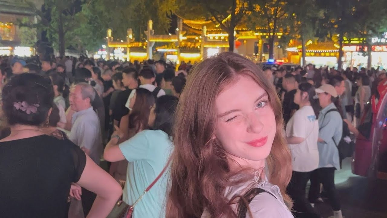  Alone in the Crowd at Confucius Temple, Nanjing  独自一人在南京夫子庙的人海中