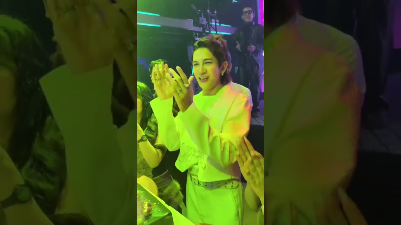 ချစ်ရသူများနဲ့မွေးနေ့မှာပျော်ရွှင်နေတဲ့ရှိုင်းငယ်လေး 💗#zawshinehtet #sunshine #followers 