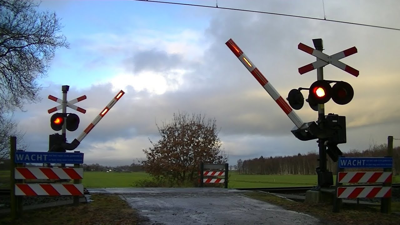 Spoorwegovergang Nieuw Amsterdam // Dutch railroad crossing